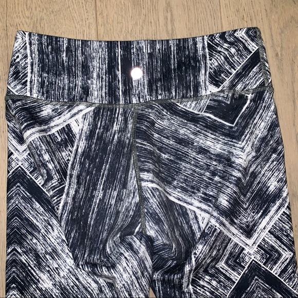 Soulcycle Brushed Printed Cropped Leggings - Picture 7 of 8